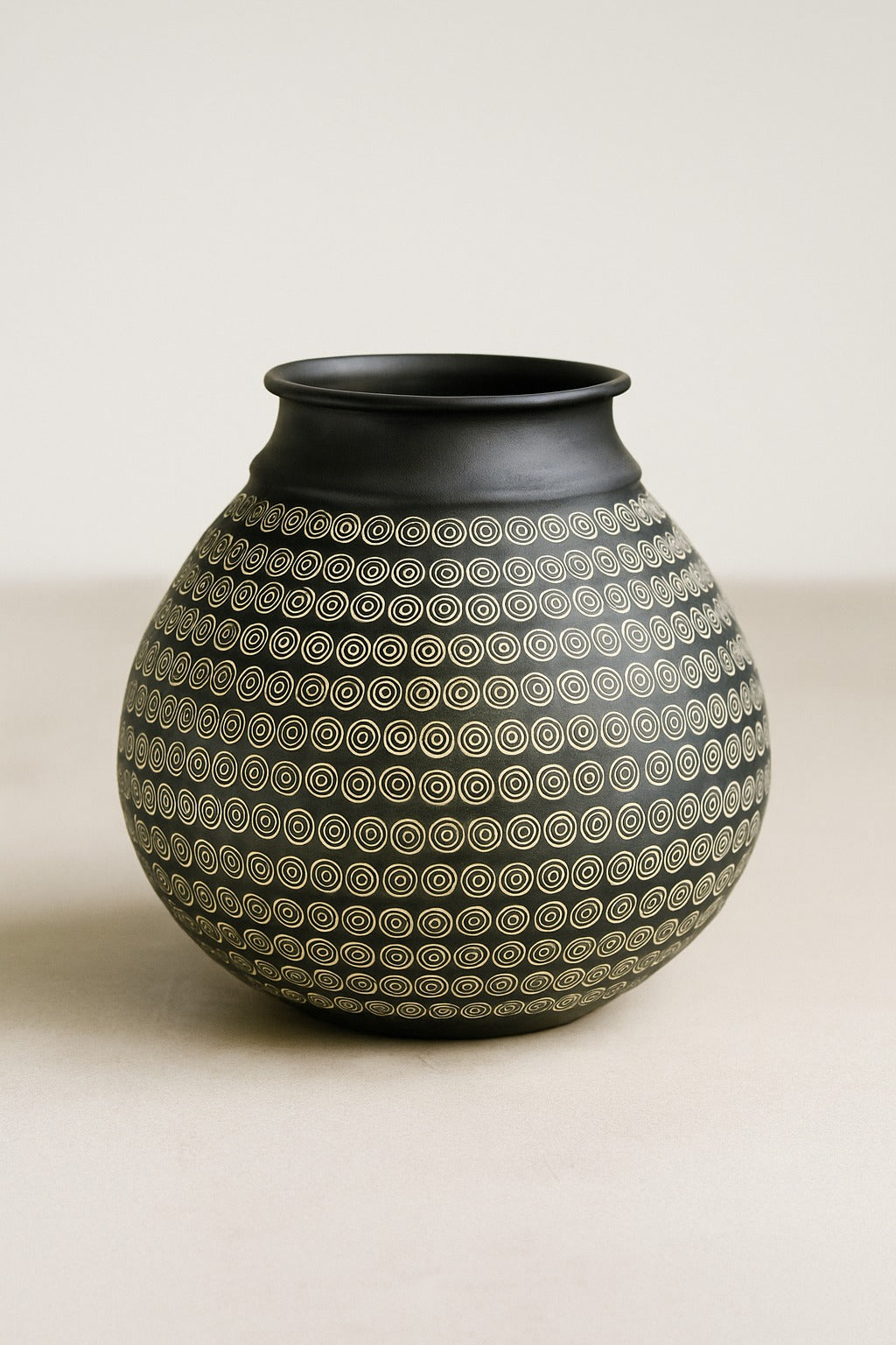 Sona Ring Motif Vase